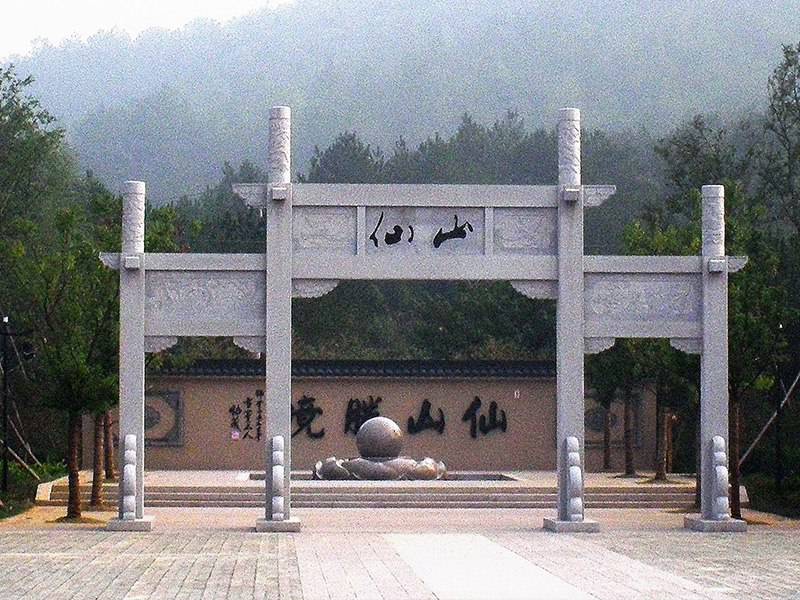 景區(qū)三門(mén)簡(jiǎn)單石牌坊